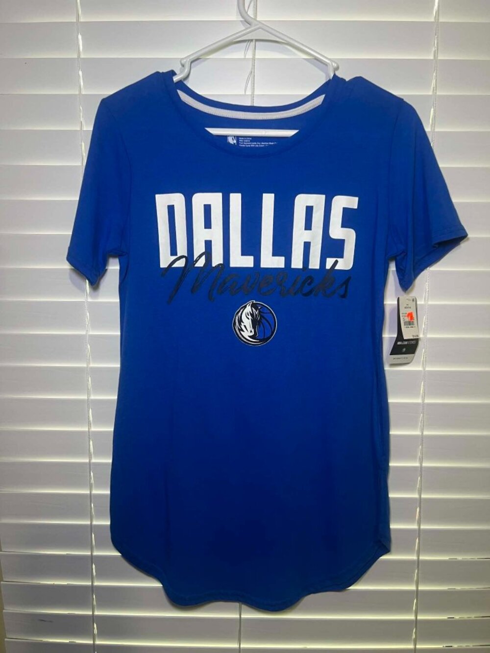 Brand New Women's Dallas Mavericks Shirt, Medium.